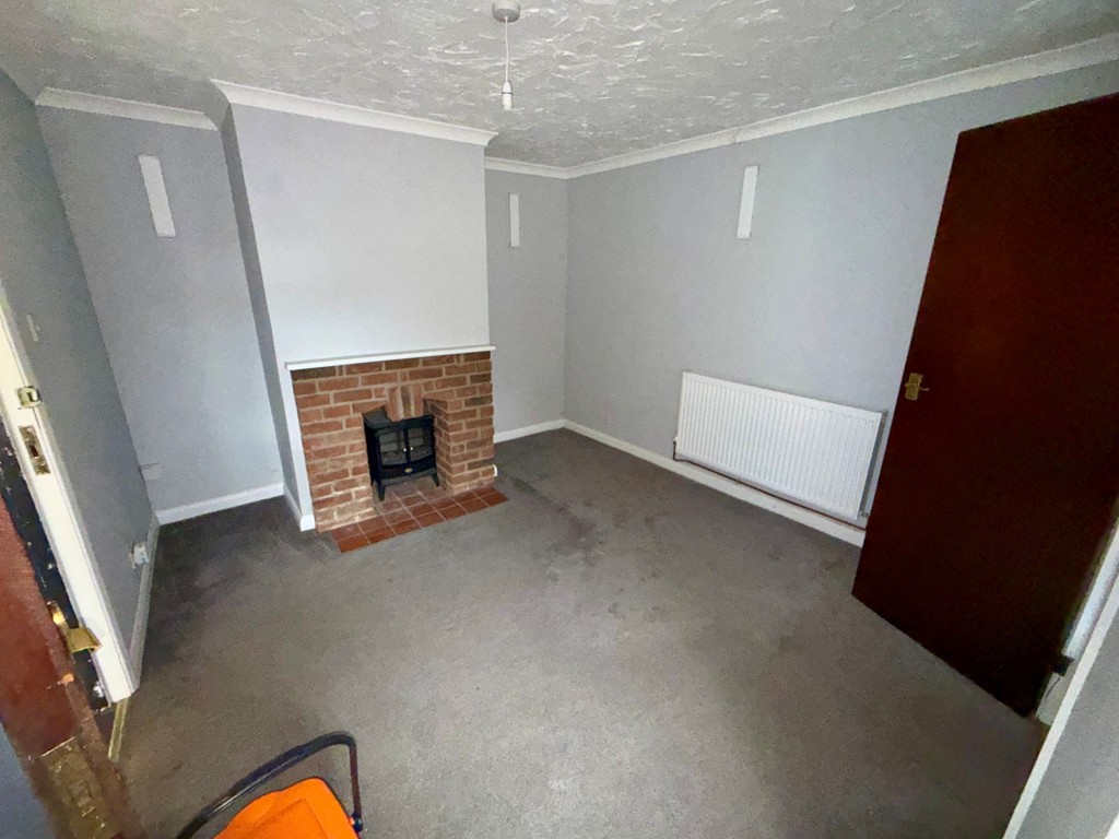 Lot: 48 - MIXED-USE INVESTMENT IN TOWN CENTRE - Flat 1 - Living room